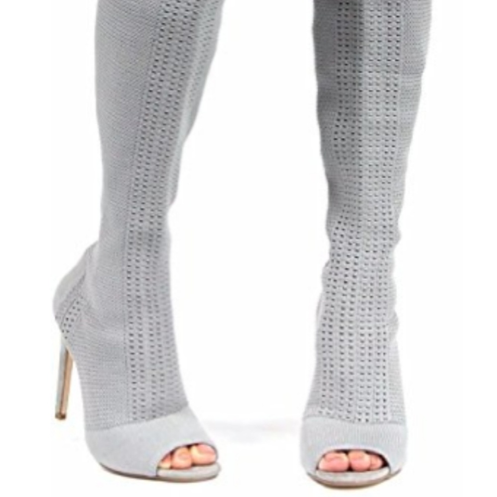 🦋Gray Elnora Cape Robbin Knee Highs🦋